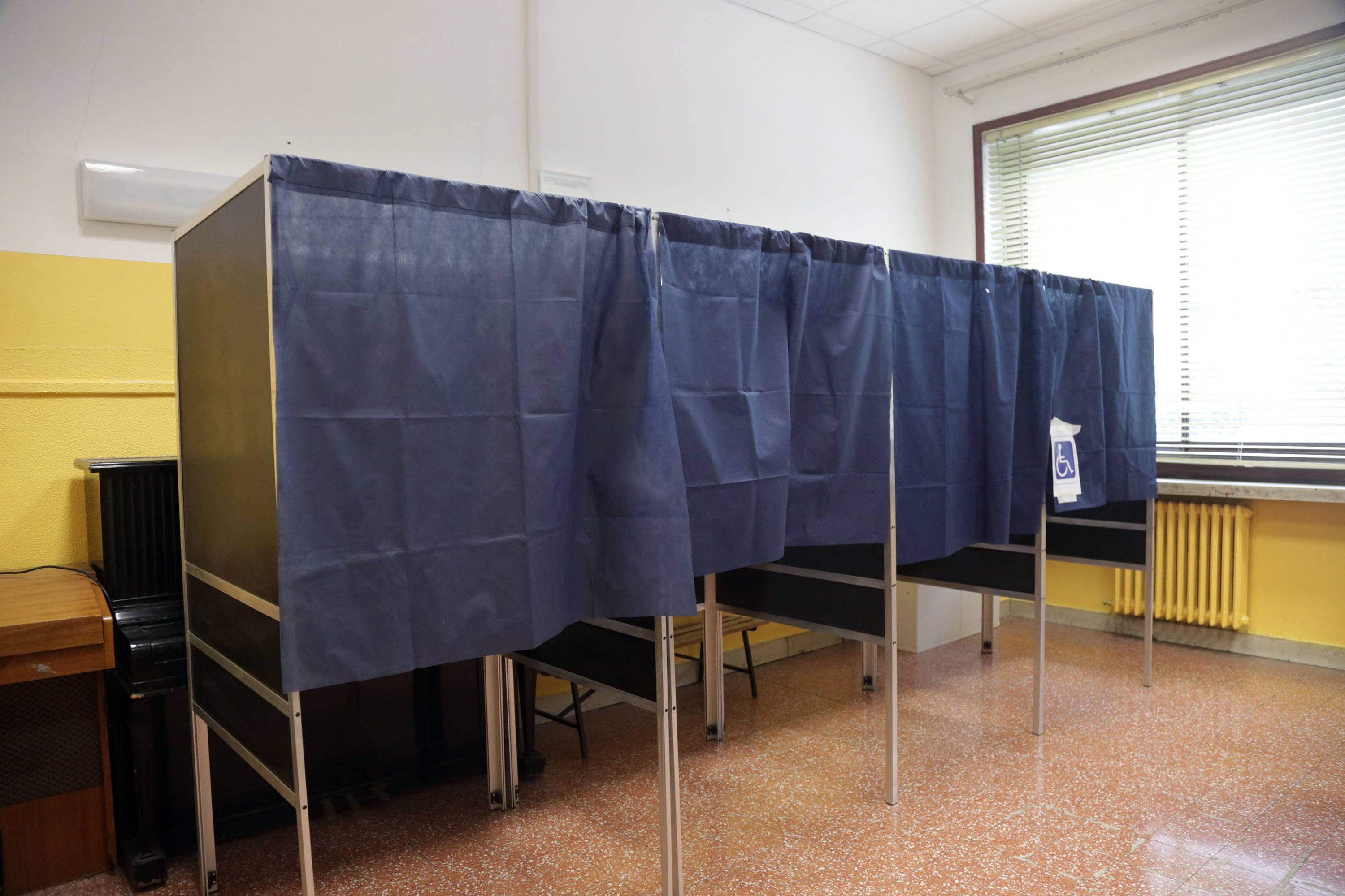 PREPARATIVI AL SEGGIO ELETTORALE DELL'ISTITUTO COMPRENSIVO FRANCHINI DI VIA EMANUELE MUZIO PER IL REFERENDUM DI DOMANI SULLA DURATA DELLE TRIVELLAZIONI (DAVIDE SALERNO, MILANO - 2016-04-16) p.s. la foto e' utilizzabile nel rispetto del contesto in cui e' stata scattata, e senza intento diffamatorio del decoro delle persone rappresentate